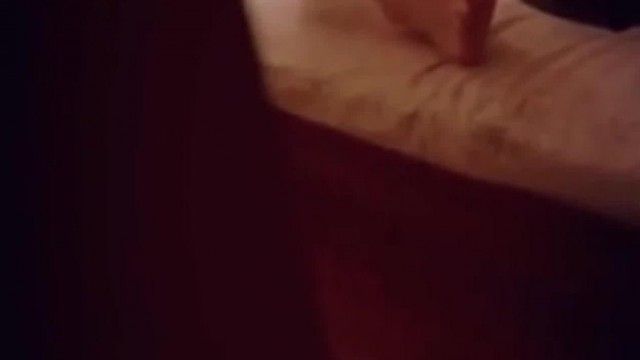 网红哆啦剧情演绎女儿看AV按摩器自慰被爸爸发现推门进去啪啪啪对白淫荡