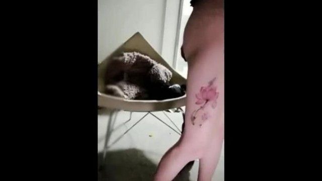 这女主播也真够绝的为了以后能在网吧直播居然色诱保安到值班室啪啪干完用口罩擦内射
