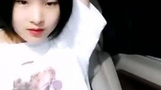年轻漂亮小嫩妹在车里和炮友车震直播 妹子清纯可爱 口交啪啪很是诱人