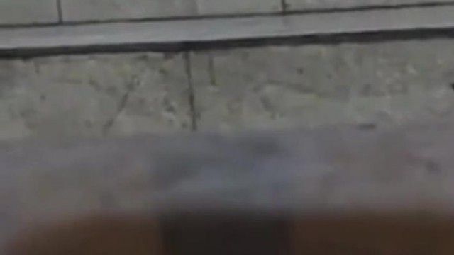 大学に忍び込み、ドアを開けっ放しで疲れた様子の女子生徒を隠し撮り
