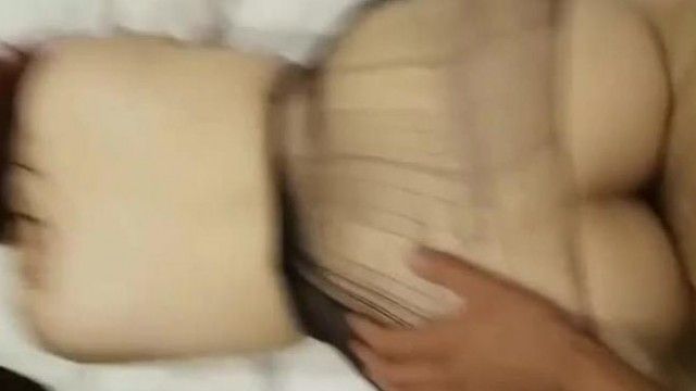 刚为人妻的黑丝美女少妇和初恋情人酒店开房男问干完回家还给老公干吗,女说：老公不在家,再干就死了