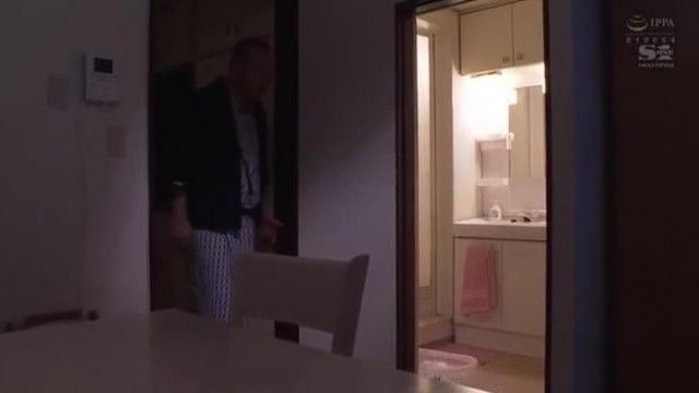 夫のすぐ傍で義父に犯される若妻天使もえ