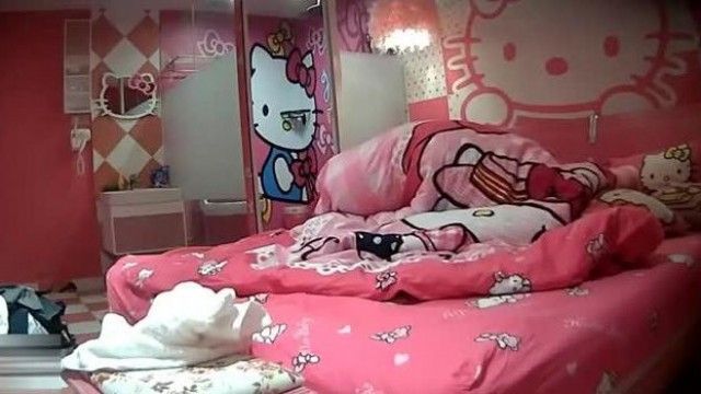 特色酒店偷拍外表端庄漂亮的美女和胖男操逼真激烈,男的干累了女的就舔他蛋蛋和鸡鸡接着操,女的还用手机自拍