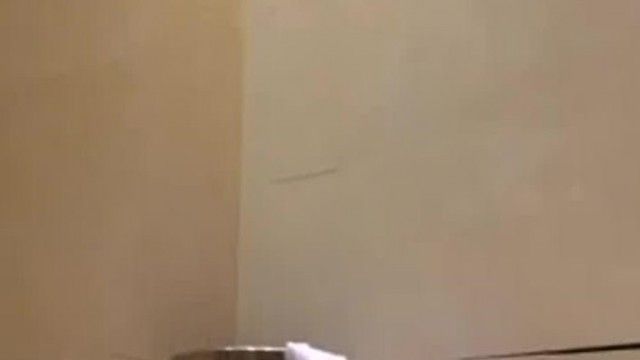ショッピングモールのトイレ撮影で2人の女の子が履いた一連のスケートボードシューズ、最もファッショナブルでファッショナブルな靴