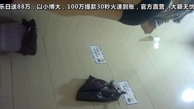 商场女厕全景偷拍其中有两个商场黑丝售货员