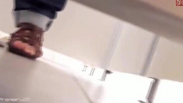 衛浴藏匿隔間偷拍美女方便