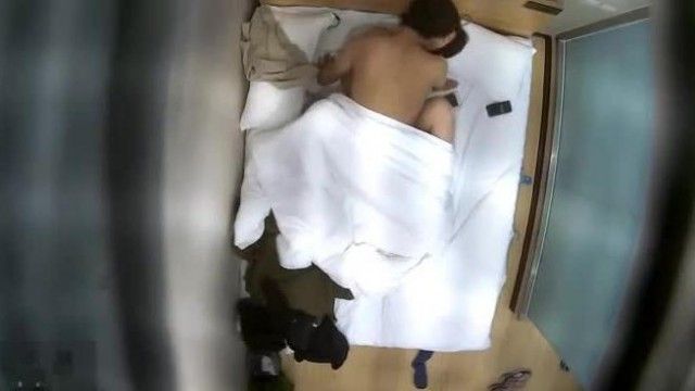 小情侶開房沒啥經驗一會兒就射了