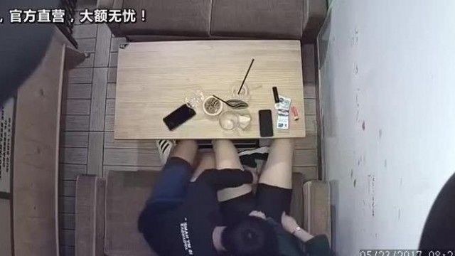 小情侶就是有激情啊中午吃飯的時候還要在包廂裡偷偷來一炮
