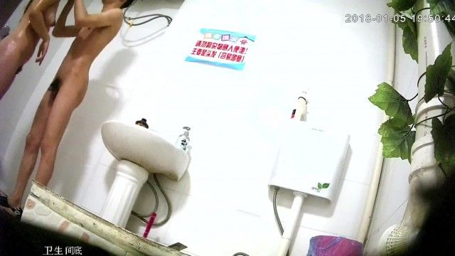 賃貸住宅長期盗撮シリーズ1 トイレ帰りに彼氏と一緒にシャワーを浴びる豊満娘