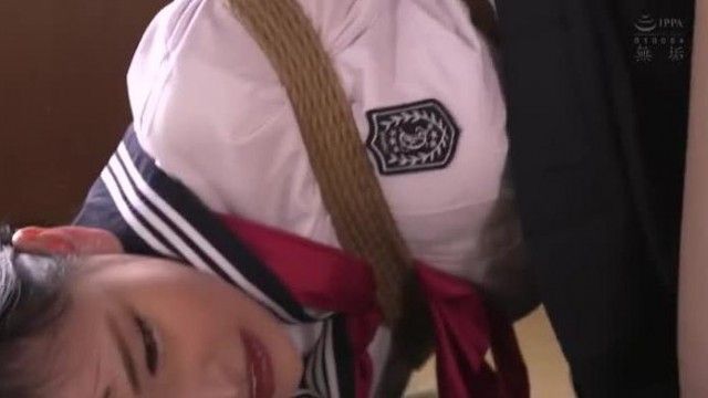 緊縛調教肏翻內射學生妹跡美朱里