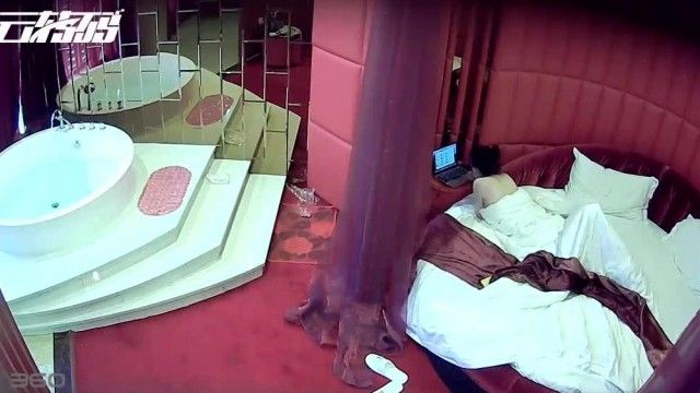 러브호텔의 물방울 카메라는 TP의 뚱뚱보 부자와 그의 섹시한 애인이 자쿠지에서 열정적인 섹스를 하는 모습을 감시하는데, 이는 디아오시가 너무나 부러워하는 모습이다.