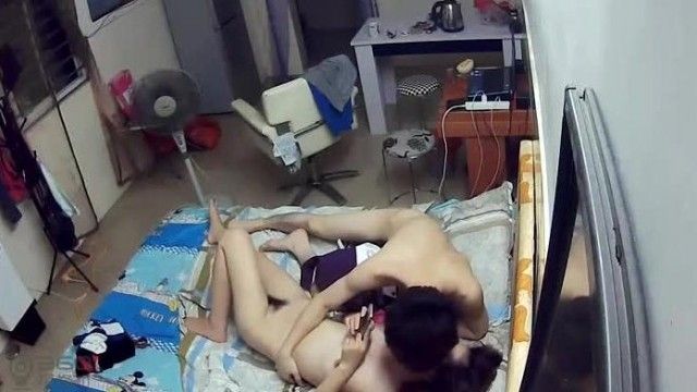 太缺德了,房东租房时见女孩漂亮竟提前在墙上装好针孔摄像头偷拍打炮