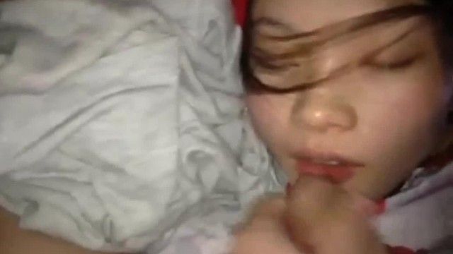 包皮兄弟は携帯電話で自撮りをし、酔って寝ている従妹の同僚の女性にいたずらして、大きなペニスから精液を飲み込むように頼みました。