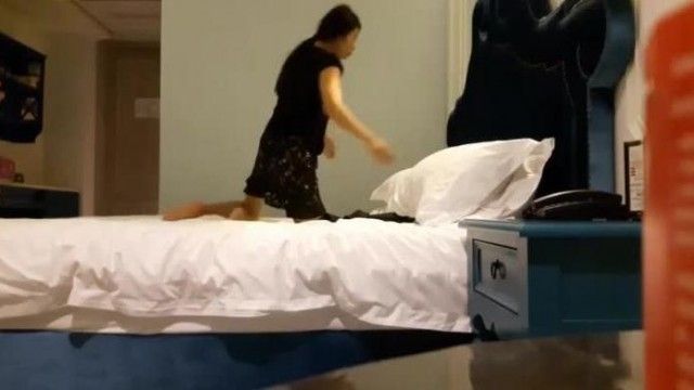 老婆来月事和小姨子去酒店开房一进房间就迫不及待扑倒普通话对白720P高清无水印