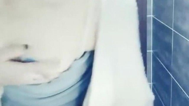 So cool. A female anchor from 1999 in an Internet cafe seduced a young man named Lengqing. She pulled off her pants in the lobby and couldn’t stand it anymore. She pulled her to the toilet and had sex passionately.