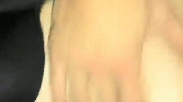 The male anchor gave a live broadcast of drugging and raping two working girls. The drug was not strong enough. The girl woke up and resisted desperately.