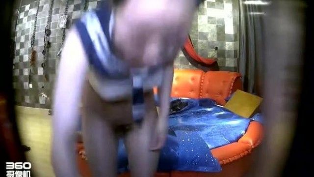 銃や鉄の鎖が備え付けられたテーマホテル、一重まぶたの太った男性と制服を着たガールフレンドがアクション映画を観たりセックスしたりする様子を 360 度カメラで率直に撮影し、1080 度の高解像度で撮影しました。