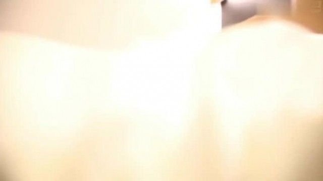 女子小学生を脱がずに犯して顔射