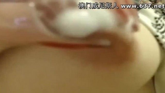 胸が張った若い女性が母乳を搾り出す