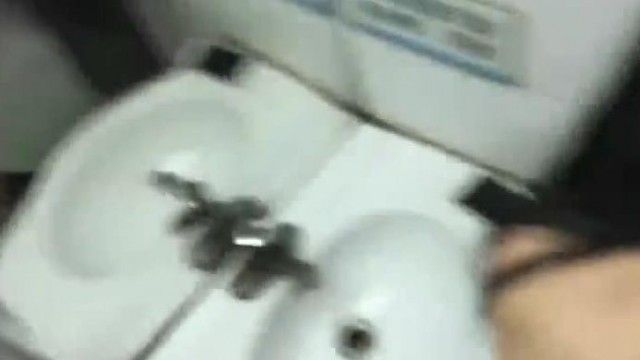 本土のモデルがホテルでパートタイムで働いて刺激的なオーラルセックスとセックスをする