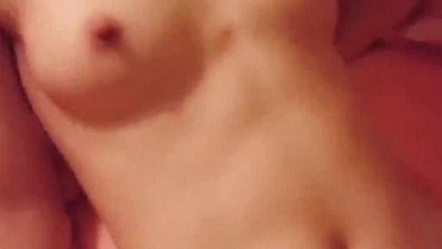 ネット有名人のドラえもんは、娘がAVマッサージ機を見てオナニーしているところを父親に見つかってドアを押し込まれるというプロットを演じる。