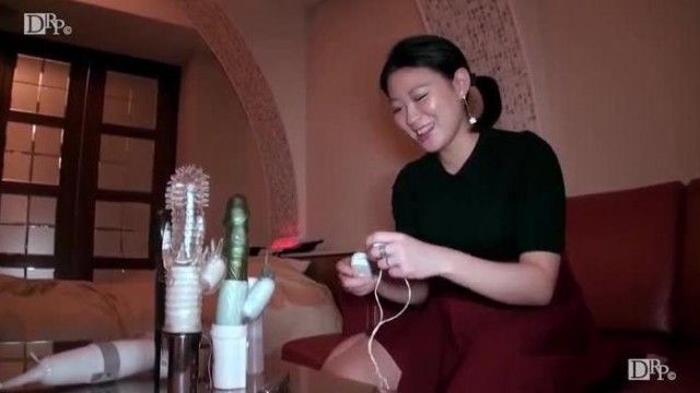 Paco _ Natsuki Sugiura excited with her first toy! Creampie into a married woman with amazing pussy juice