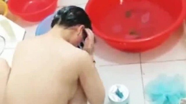 偷拍良家娇妻卫生间全裸洗头沐浴