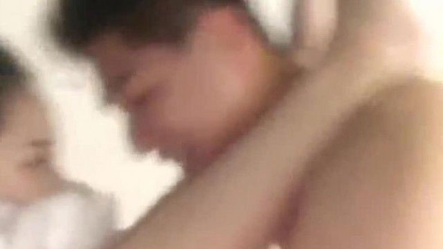 偷偷背着媳妇和小姨子到酒店开房啪啪没想到她居然是个白虎