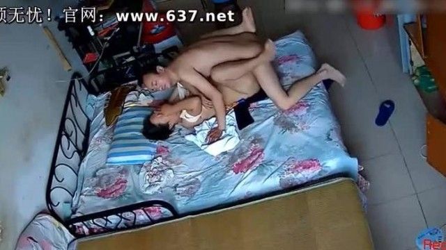 해커들은 홈 네트워크 카메라의 감시 카메라를 해킹해 자고 있던 남자가 갑자기 일어나 준비를 서두르는 모습을 몰래 촬영했다.