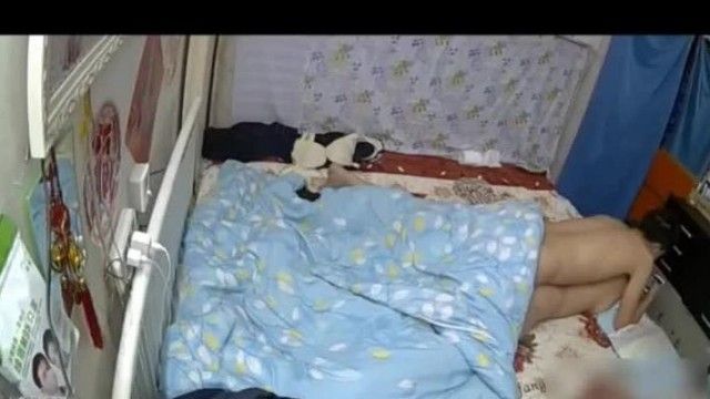 도심에 집을 임대한 젊은 커플이 성관계를 갖는 모습이 몰래 촬영됐다.