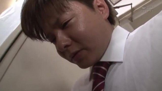 男子寮に住むボクが気になって仕方ないのは…タイトスカートでデカ尻を強調しまくりな掃除のお姉さん！！ソソられて我慢できず隠れてオナニーしていたら思いっきり