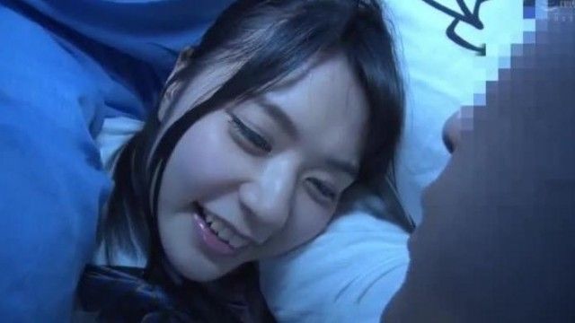 「昔よく布団の中に一緒に隠れたよね！？今やるとちょっとドキドキするね…」幼馴染と布団の中で糸引くほどの激しい濃厚ベロチューキス！！幼、小、中、高とずっと