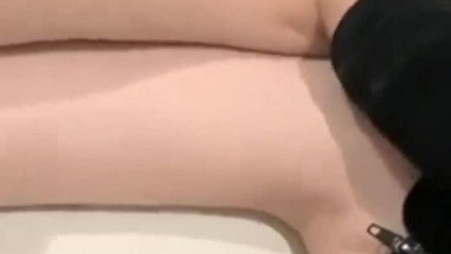 おじさんは酔った女の子をホテルに連れて行き、ベッドの上で下着を脱いで直接セックスを始めました。