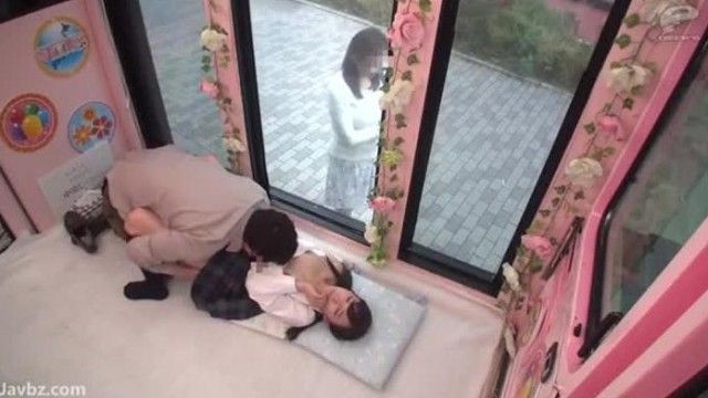 マジックミラー号 養父が車に乗り込み母親の目の前で娘を犯す！