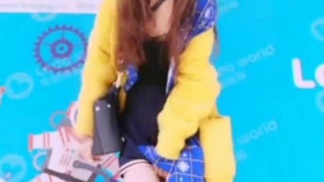 美女小泡泡户外户外直播塞着跳蛋到处走各种姿势发骚