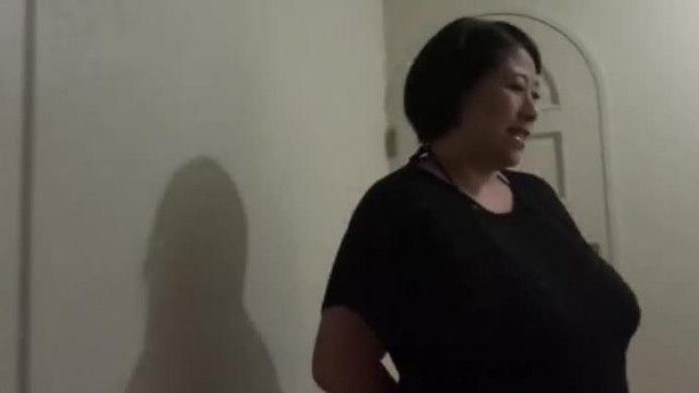 千葉の海岸で海の家を営む化け乳のお母さん！ 響りん