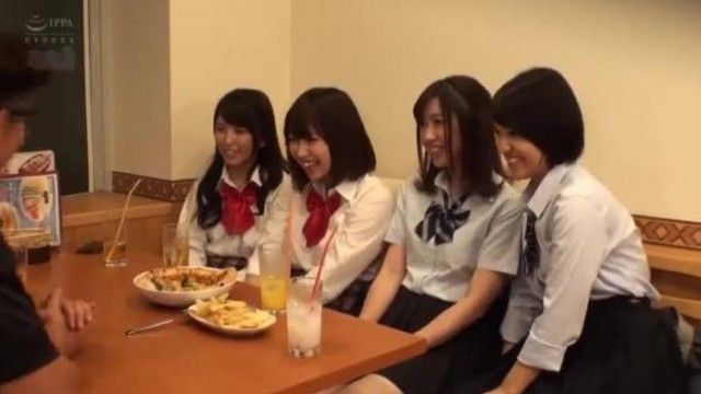 隠れヤリマンの制服美少女をSNSナンパ！エッチな王様ゲームした後パリピ万歳中出し乱交パーティーした件