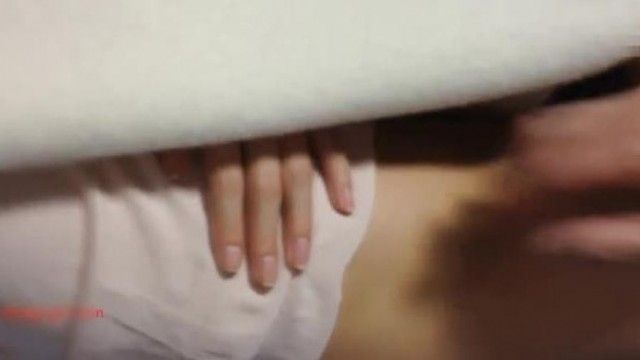 女友一起合租的美乳大胸性感女閨蜜喝多了回來睡著後偷潛