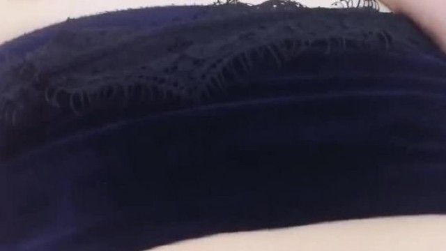 인터넷 연예인 리우팅(Liu Ting)은 딸이 방에서 자고 있다가 깨어나 아버지와 근친상간 신음소리를 내는 모습을 훌륭하게 소화했다.