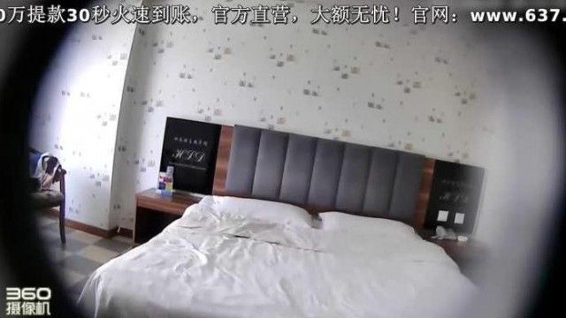 钟点房偷情男女刚进屋就急着互搞脱光啪啪啪眼镜大哥很猛插
