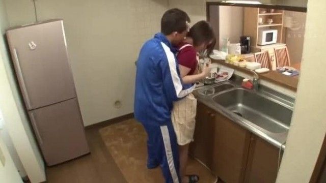 分後に起きてくる夫と子どものために弁当を作らないといけないのに新聞配達少年のデカチンで何度もイってしまう人妻