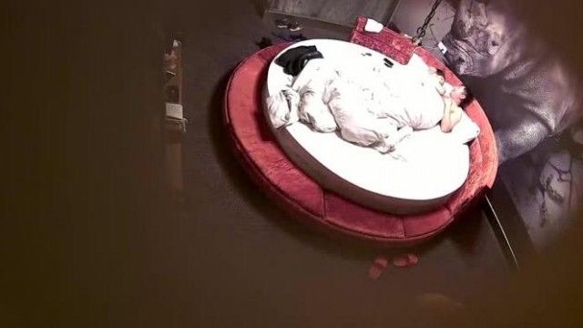 精品酒店大圆床偷拍中年事业男和少妇开房偷情搞完抽口烟