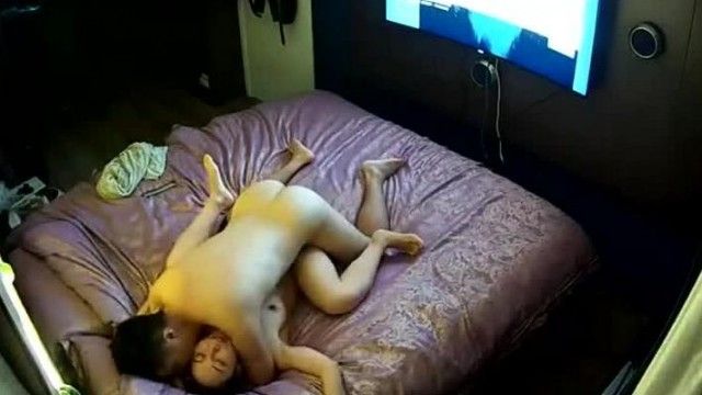 家族のライブカメラがハッキングされてオンになり、若い夫婦と色白で髪の長い妻がセックスをしていた。
