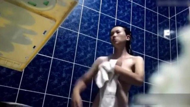 买通学姊室友~就为了偷拍暧昧已久的正妹学姊~粉嫩海鲜好想咬一口~