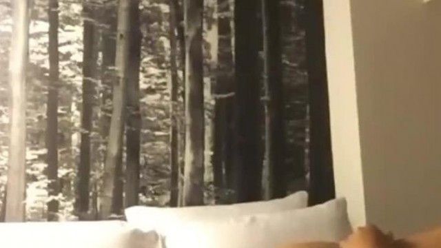 ベトナムのロマンス 中国人の男がブロンドの女の子に激しく絶頂