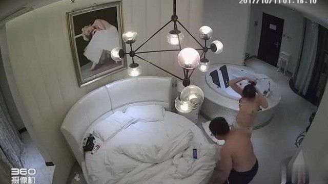 [Hotel secret shooting] Fat brother wants to drink his grandma~biting his little girlfriend’s grandma~