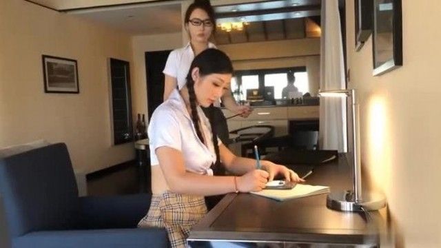 尤蜜荟~性感女教师的秘密~饭店大空袭!!6颗飞弹在眼前飞~