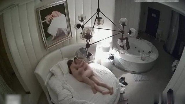 [酒店偷拍] 清纯师範大学大波美女~因为缺钱只好给慾求不满的大叔包养~忍着痛用多姿势取悦SugarDaddy最后一起高潮~