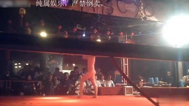 어느 나라의 스트립바~ 심야 스트리퍼 공연은 언제나 부자들이 돈을 벌게 만드는 록 에리어에도 특별한 혜택이 있어요~