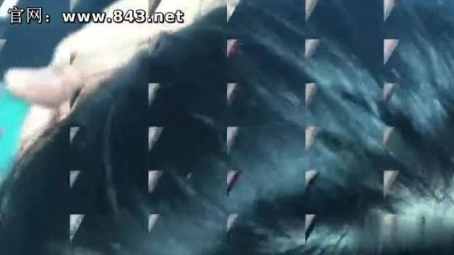 車内でオーラルセックスをするカップルの余韻が残る少女のマンコにバイブを突っ込まれ、高級スーパーに買い物に行く。